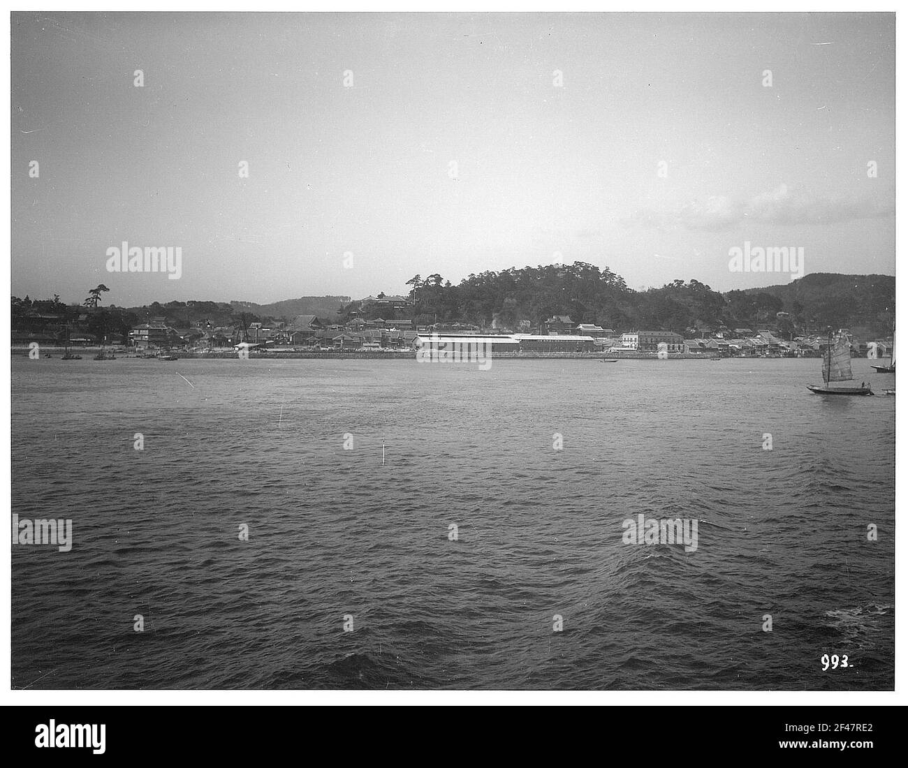 Moji. Vue sur la côte avec port, bâtiments de stockage et maisons résidentielles Banque D'Images