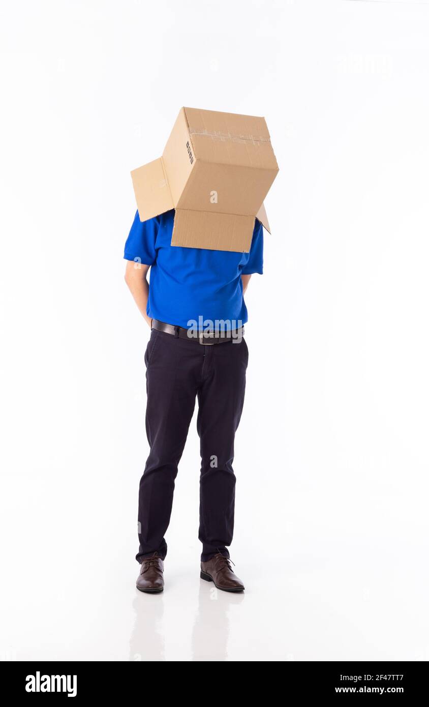 Homme dans un T-shirt plus bleu avec une boîte en carton sa tête fait un geste avec ses mains isolées dessus arrière-plan blanc Banque D'Images