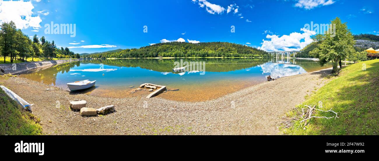 Idyllique lac de montagne Bajer et autoroute A6 viaduc vue panoramique, Fuzine dans la région de Gorski Kotar en Croatie Banque D'Images