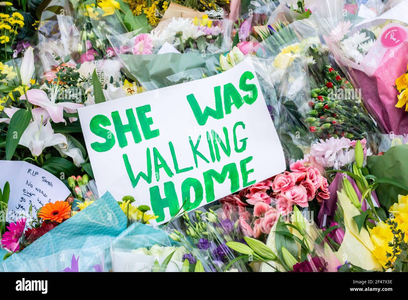 CLAPHAM, LONDRES, ANGLETERRE- 16 mars 2021: Fleurs et hommages, y compris un panneau disant 'SHE WAIT WALKING HOME' au Clapham Common Bandstand, en mémoire o Banque D'Images