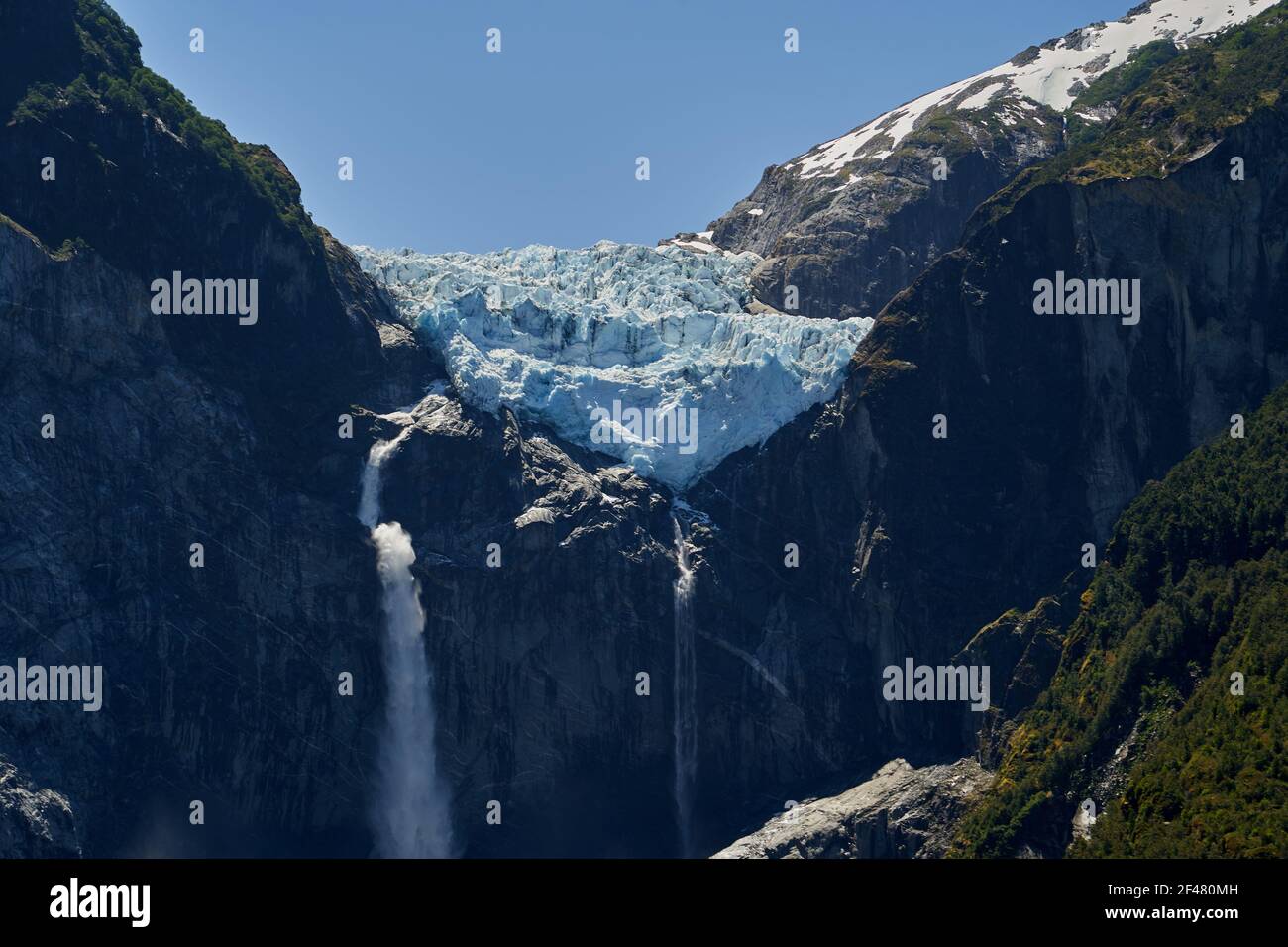 Coucher de soleil de Ventisquero Collante, un glacier suspendu avec chute d'eau et lac dans le parc national de queulat le long de la Carretera austral en Patagonie, Chili, ainsi Banque D'Images