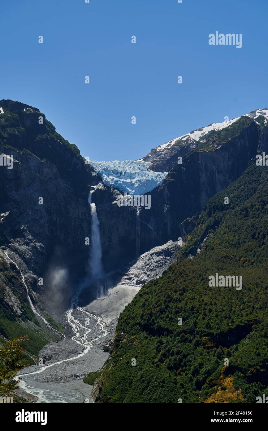 Coucher de soleil de Ventisquero Collante, un glacier suspendu avec chute d'eau et lac dans le parc national de queulat le long de la Carretera austral en Patagonie, Chili, ainsi Banque D'Images
