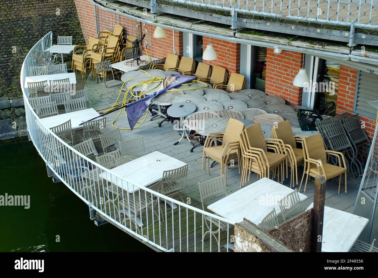 Verrouillage gastronomique dû au coronvirus, au restaurant fermé, au café ou au bar terrasse extérieure avec tables et chaises désertes Banque D'Images