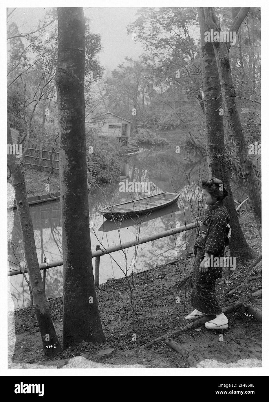 Japon. Femme japonaise dans les eaux Banque D'Images