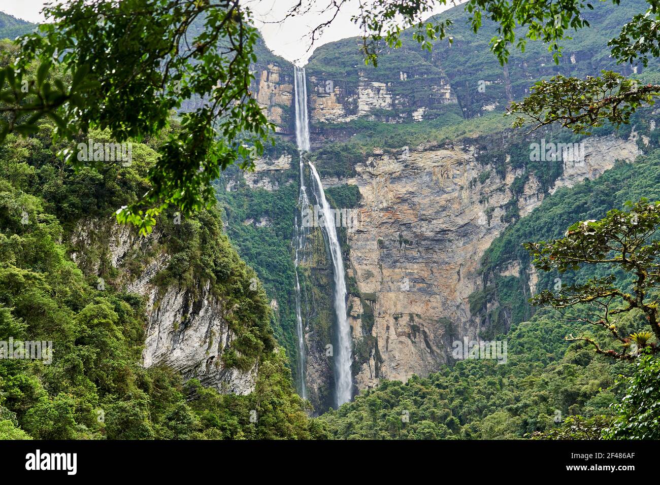 Les cataractes de Gocta, Catarata del Gocta, sont des cascades vivaces avec deux gouttes situées dans la province de Perus de Bongara dans Amazonas, troisième plus haute eau fal Banque D'Images