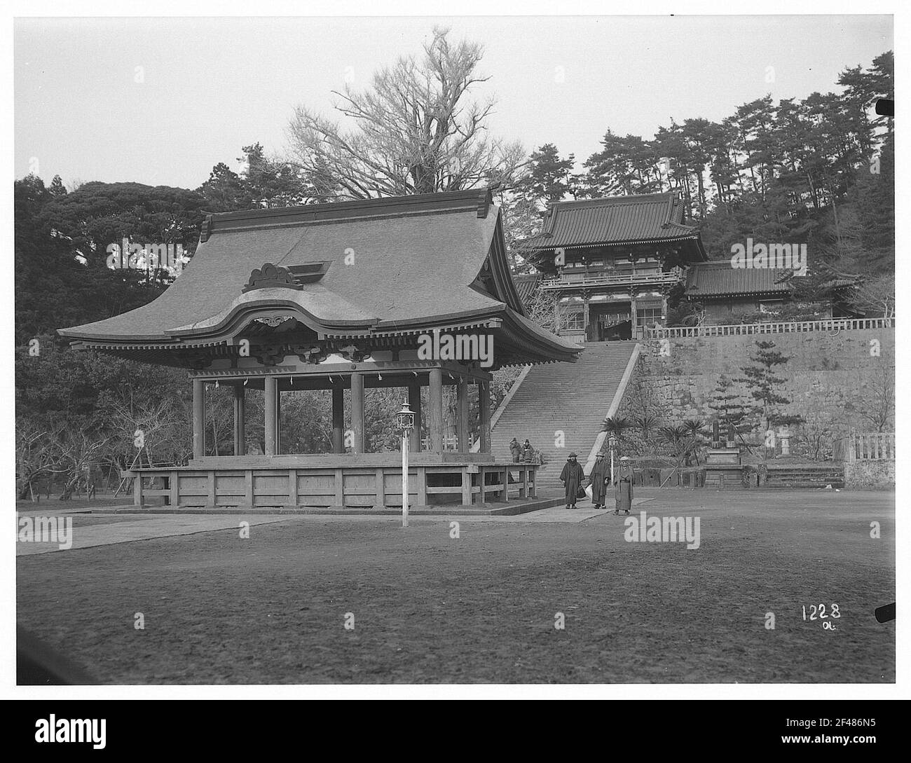 Les habitants de la région se trouvent en face du Hachimanzchein à Kamakura Banque D'Images