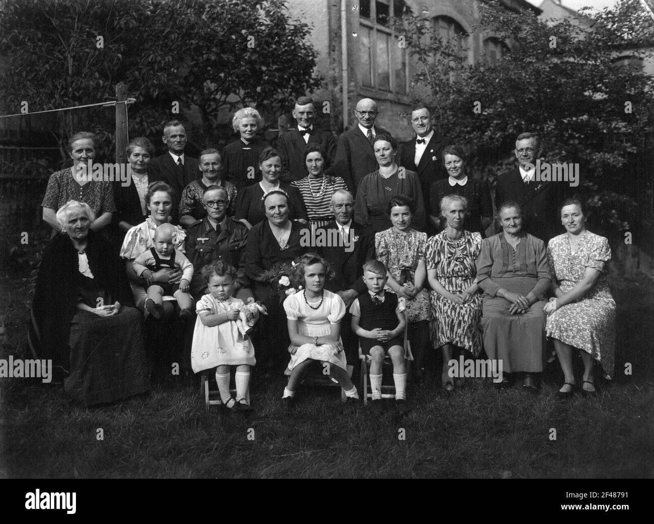 Roßwein. Mariage d'or de la compagnie de transport S. dans le jardin du bâtiment résidentiel Banque D'Images