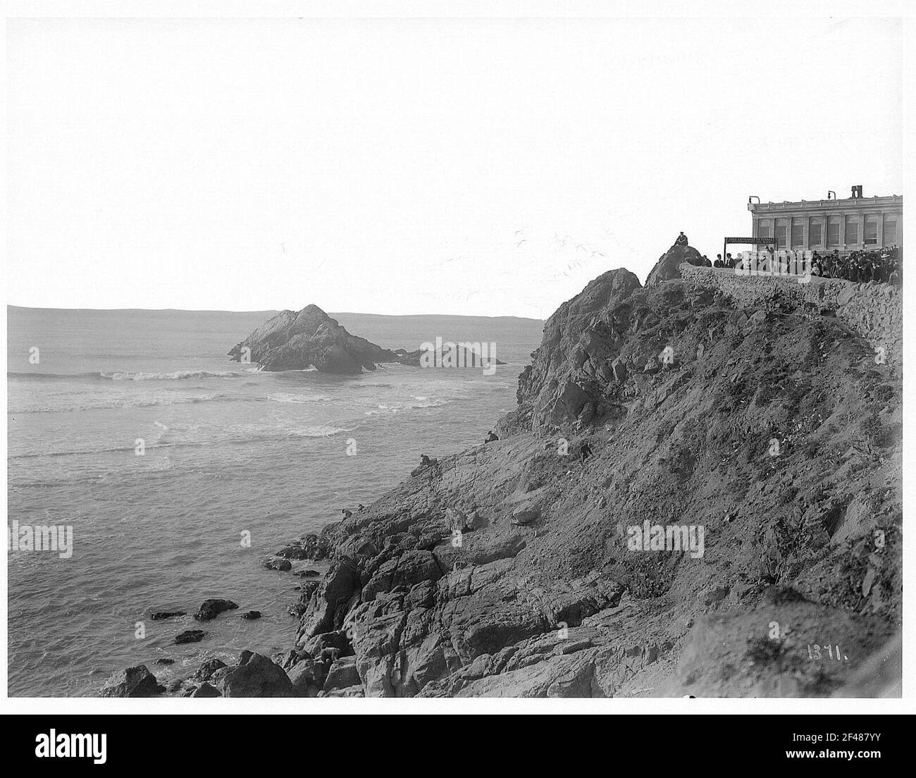San Francisco. Touristes à la vue au-dessus de la côte escarpée au restaurant Cliff House (1909, J. et M. Reid) Banque D'Images