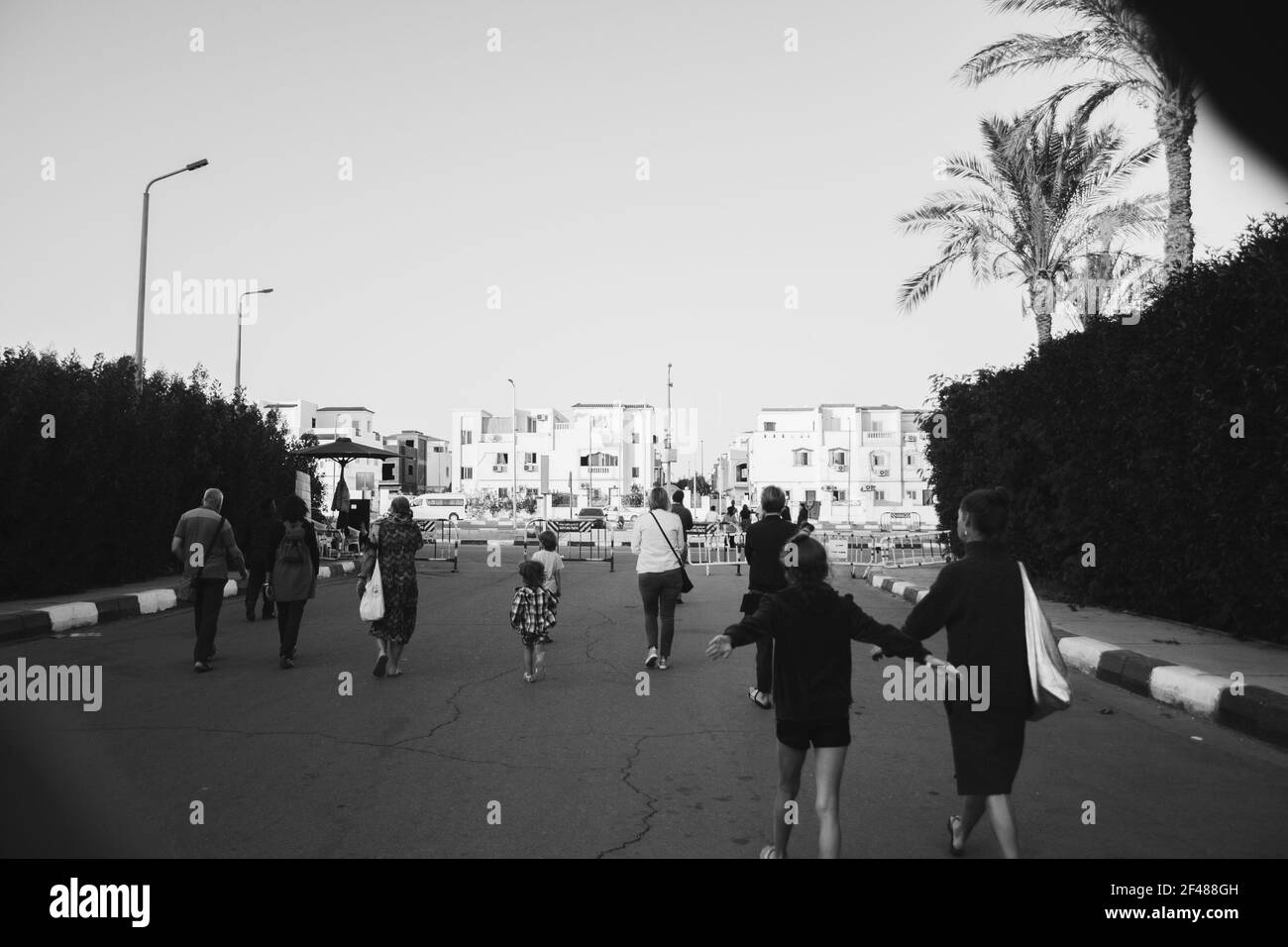 Groupe de touristes aller à la visite en Egypte sur un Jour ensoleillé. Noir et blanc Banque D'Images