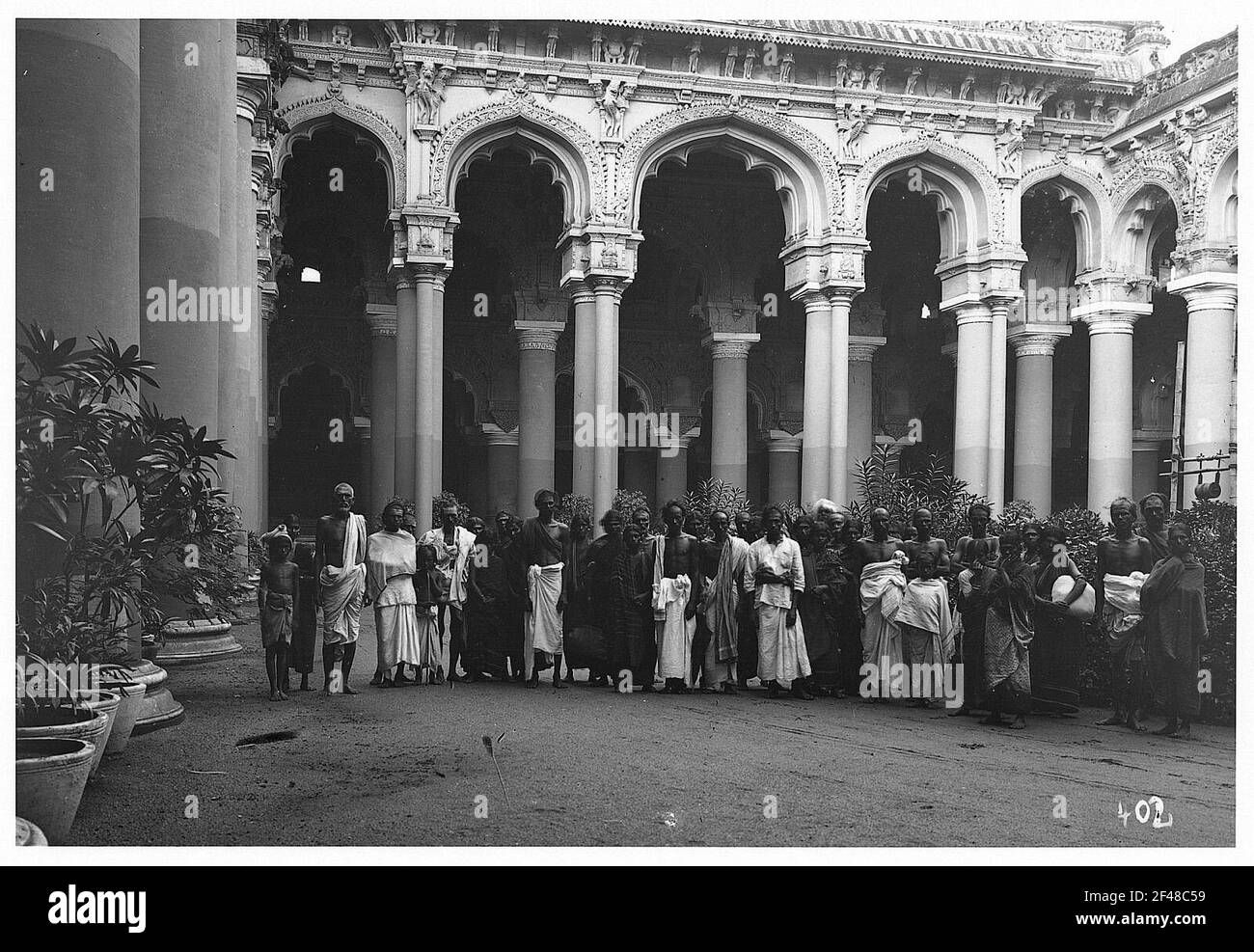 Touristes avec les habitants de la région devant le hall de pilier Le Temple de Minakshi à Madurai Banque D'Images