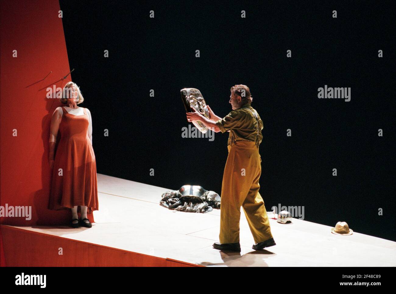 Siegfried enlève le bouclier du dormant Brunnhilde: Anne Evans (Brunnhilde), Siegfried Jerusalem (Siegfried) à SIEGFRIED par Wagner à l'Opéra Royal, Covent Garden, Londres WC2 27/03/1995 chef d'orchestre: Bernard Haitink design: Nigel Lowery éclairage: Pat Collins mouvement: Matthew Hamilton directeur: Richard Jones Banque D'Images