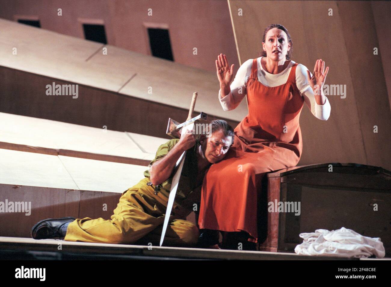 Siegfried Jerusalem (Siegfried), Deborah Polaski (Brunnhilde) à SIEGFRIED par Wagner à l'Opéra Royal, Covent Garden, Londres WC2 07/10/1996 chef d'orchestre: Bernard Haitink design: Nigel Lowery éclairage: Pat mouvement: Matthew Hamilton directeur: Collins Richard Jones Banque D'Images