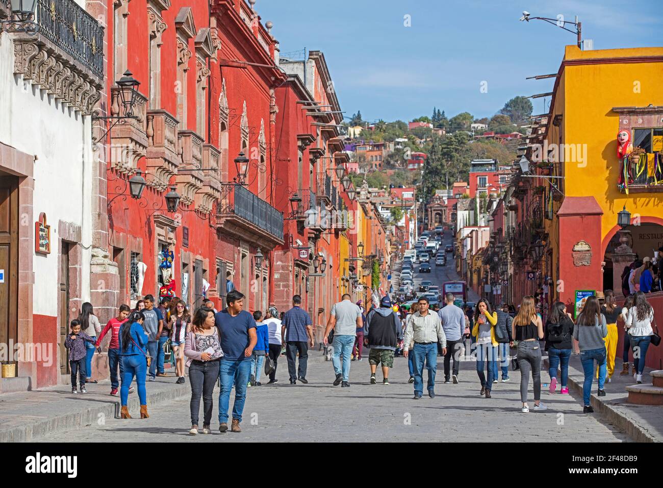 Les touristes mexicains marchant dans la rue avec des maisons colorées, des restaurants et des magasins dans la ville de San Miguel de Allende, Guanajuato, Mexique central Banque D'Images