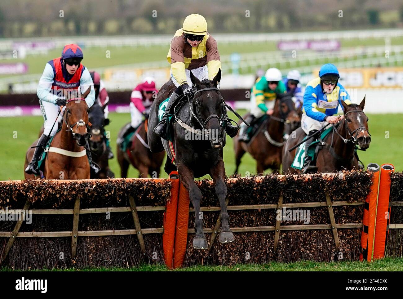 Galopin des champs, monté par Sean O'Keeffe (au centre), libère la dernière clôture en route pour remporter l'obstacle Handicap de Martin Pipe Conditional Jockeys au cours du quatrième jour du Cheltenham Festival à Cheltenham Racecourse. Date de la photo : vendredi 19 mars 2021. Banque D'Images