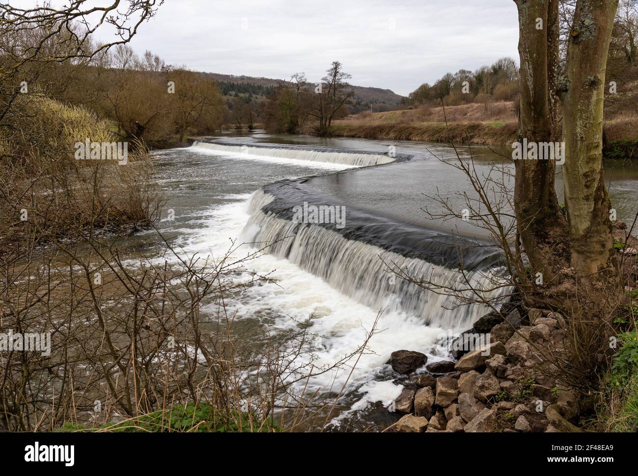 Warleigh Weir photographié en mars sans présence, Claverton, Bath, Somerset, Angleterre, ROYAUME-UNI Banque D'Images