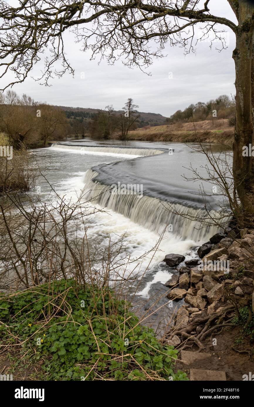 Warleigh Weir photographié en mars sans présence, Claverton, Bath, Somerset, Angleterre, ROYAUME-UNI Banque D'Images
