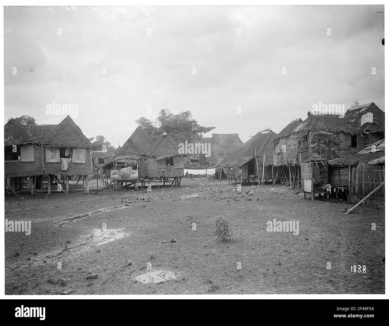 Manille / Philippines: Huttes d'une colonie avec des huttes couvertes de paille, bâties sur des piles Banque D'Images