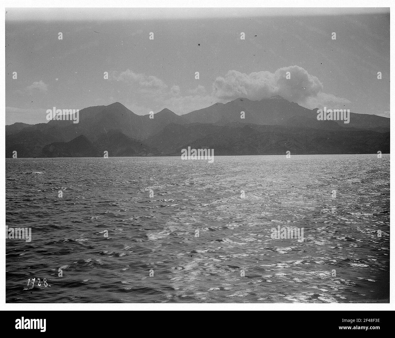 Vue depuis le bateau sur l'île de Martinique avec Mont Pelée Banque D'Images