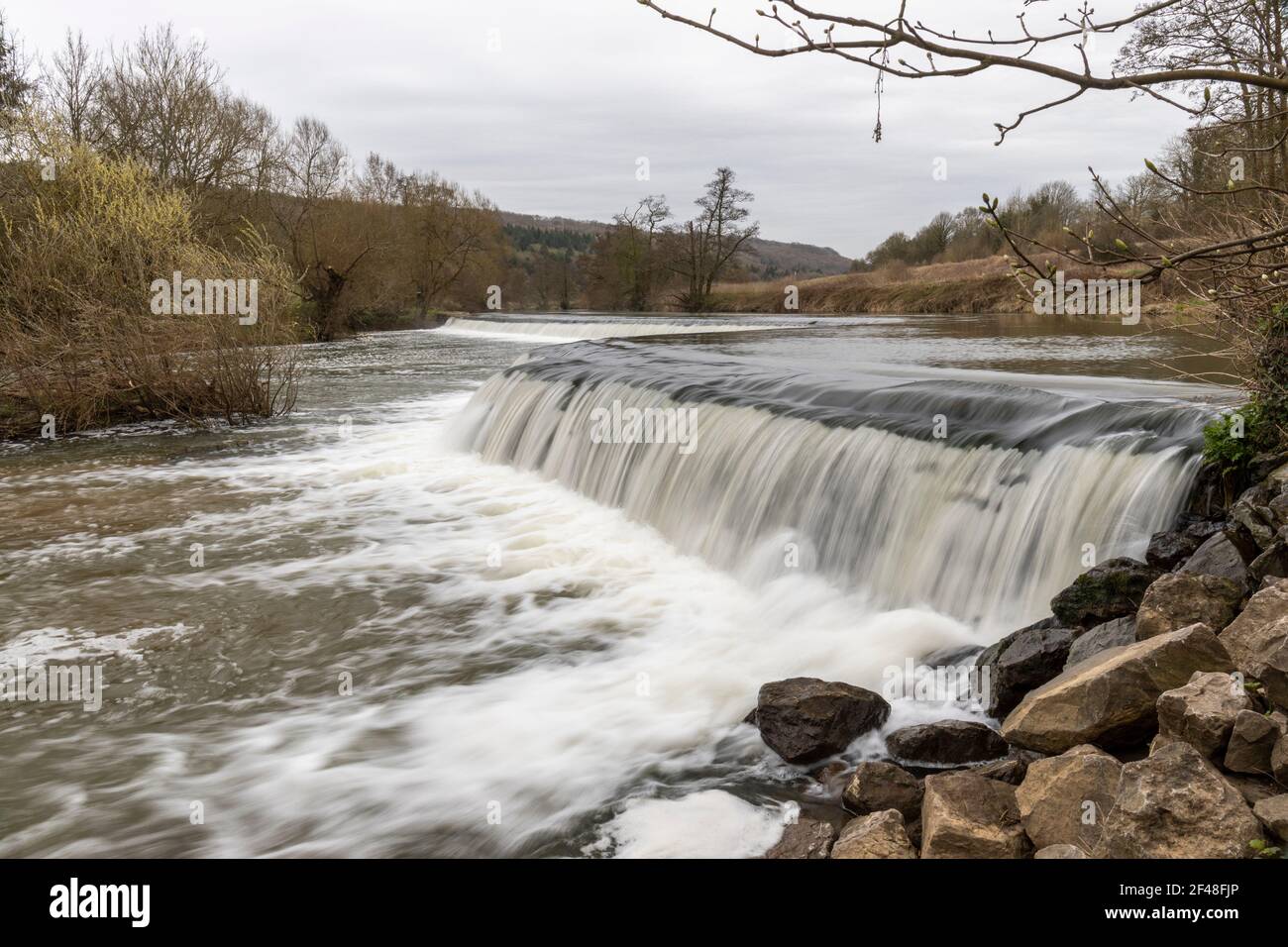 Warleigh Weir photographié en mars sans présence, Claverton, Bath, Somerset, Angleterre, ROYAUME-UNI Banque D'Images