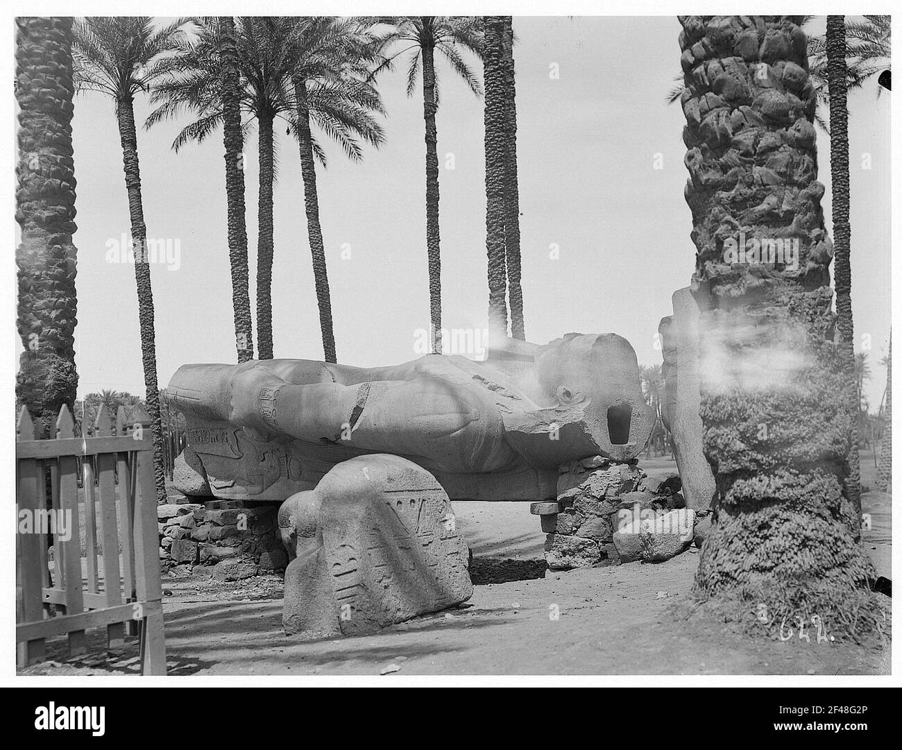 Au Caire (Égypte). Fragment allongé d'une statue de pharaon à Memphis Banque D'Images