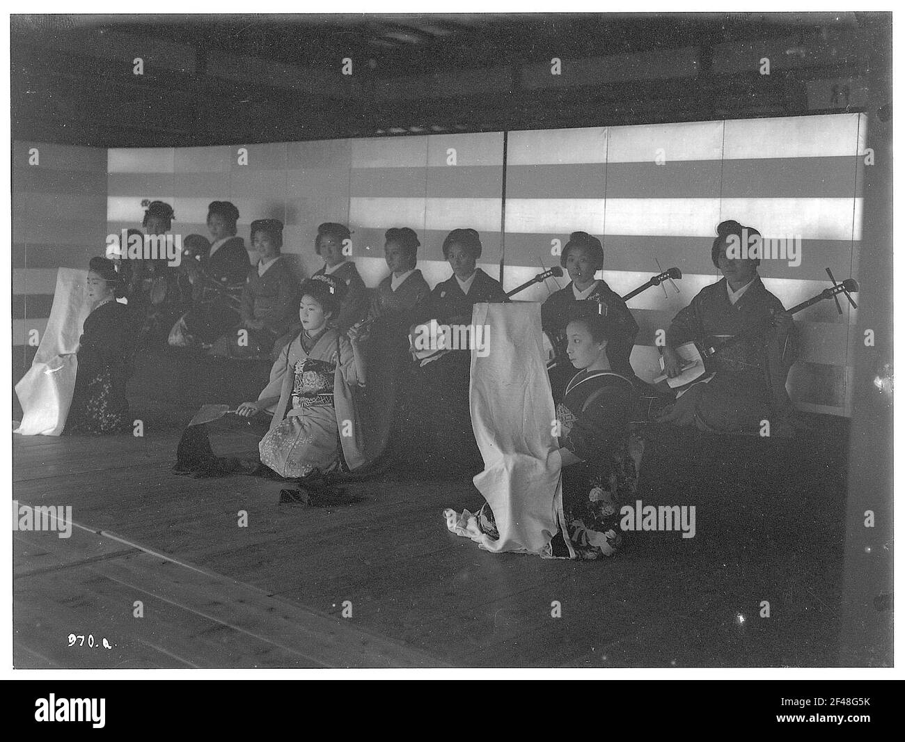 Nagasaki. Sur le musicien de shamisen Geishas lors d'une représentation musicale sur une scène à la réception des Majores de la ville Banque D'Images