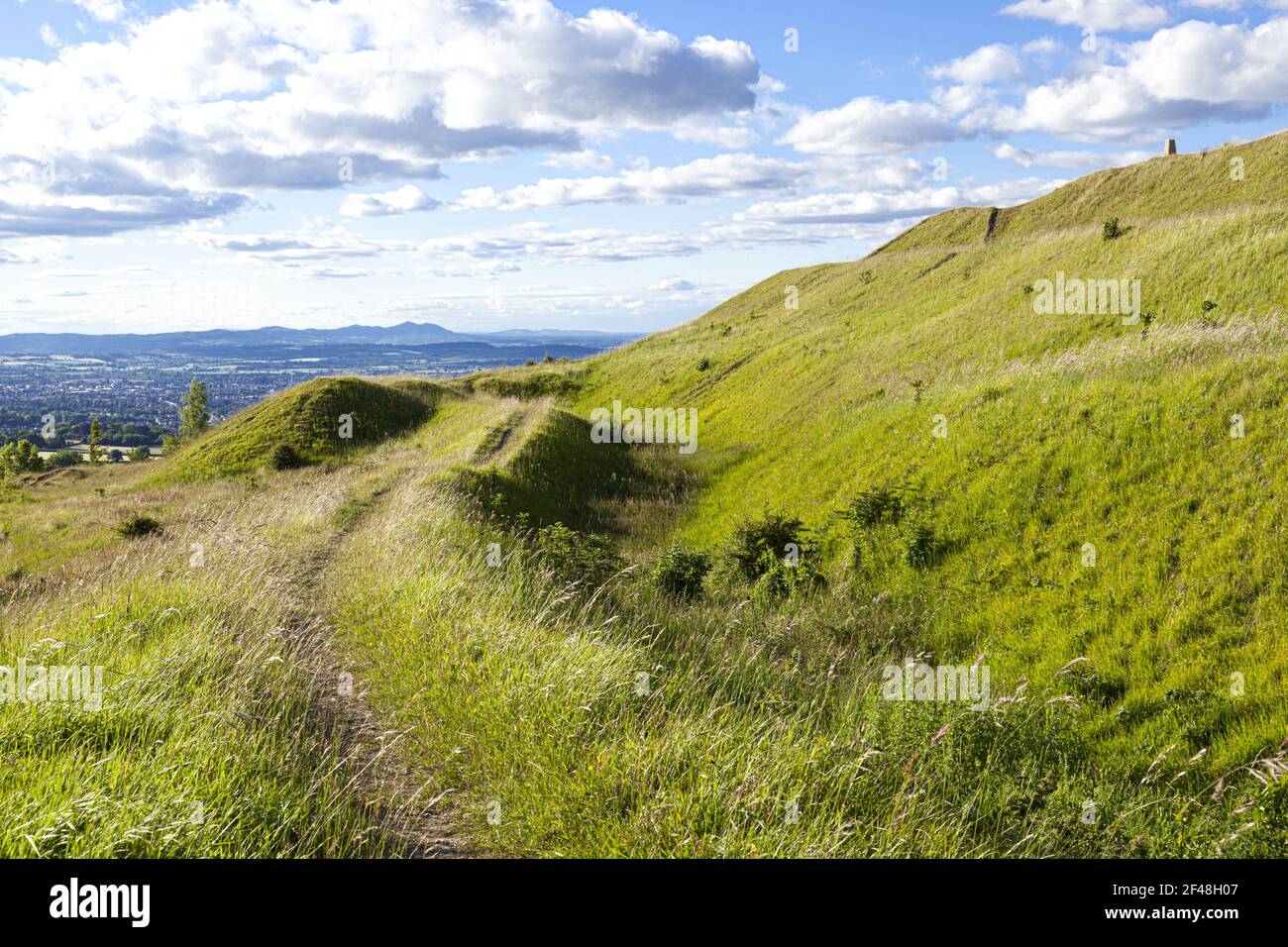 Une partie des remparts et fossés défensifs de l'âge du fer sur fortin Painswick Beacon, Gloucestershire UK Banque D'Images