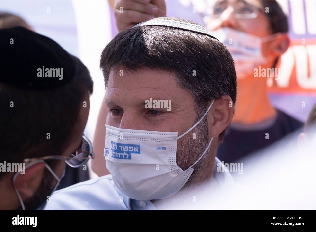 Bezalel Smotrich, chef du parti sioniste religieux qui se présentera aux élections législatives israéliennes de 2021, effectue une visite pré-électorale sur le marché de Mahane Yehuda le 19 mars 2021, à Jérusalem, en Israël. Smotrich, qui s'oppose au mariage gay, a suscité des controverses dans le passé en déclarant lors d'une réunion de la Knesset Interior que les développeurs en Israël ne devraient pas avoir à vendre des maisons aux Arabes. Banque D'Images