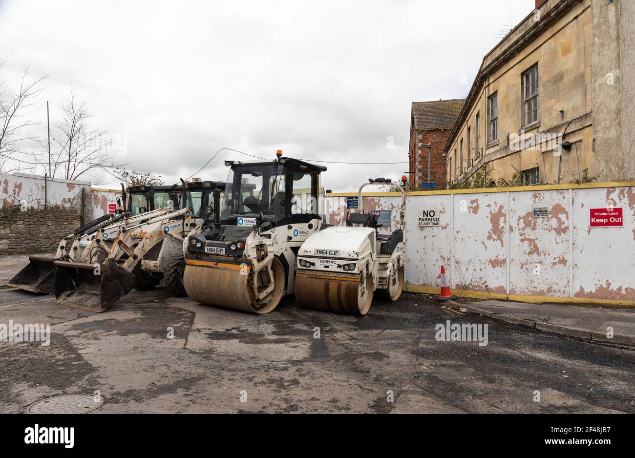 Les véhicules Tarmac stationnés à côté de l'ancienne usine de Bowyers sont prêts pour l'entretien de l'autoroute dans la soirée. Trowbridge, Wiltshire, Angleterre, Royaume-Uni Banque D'Images