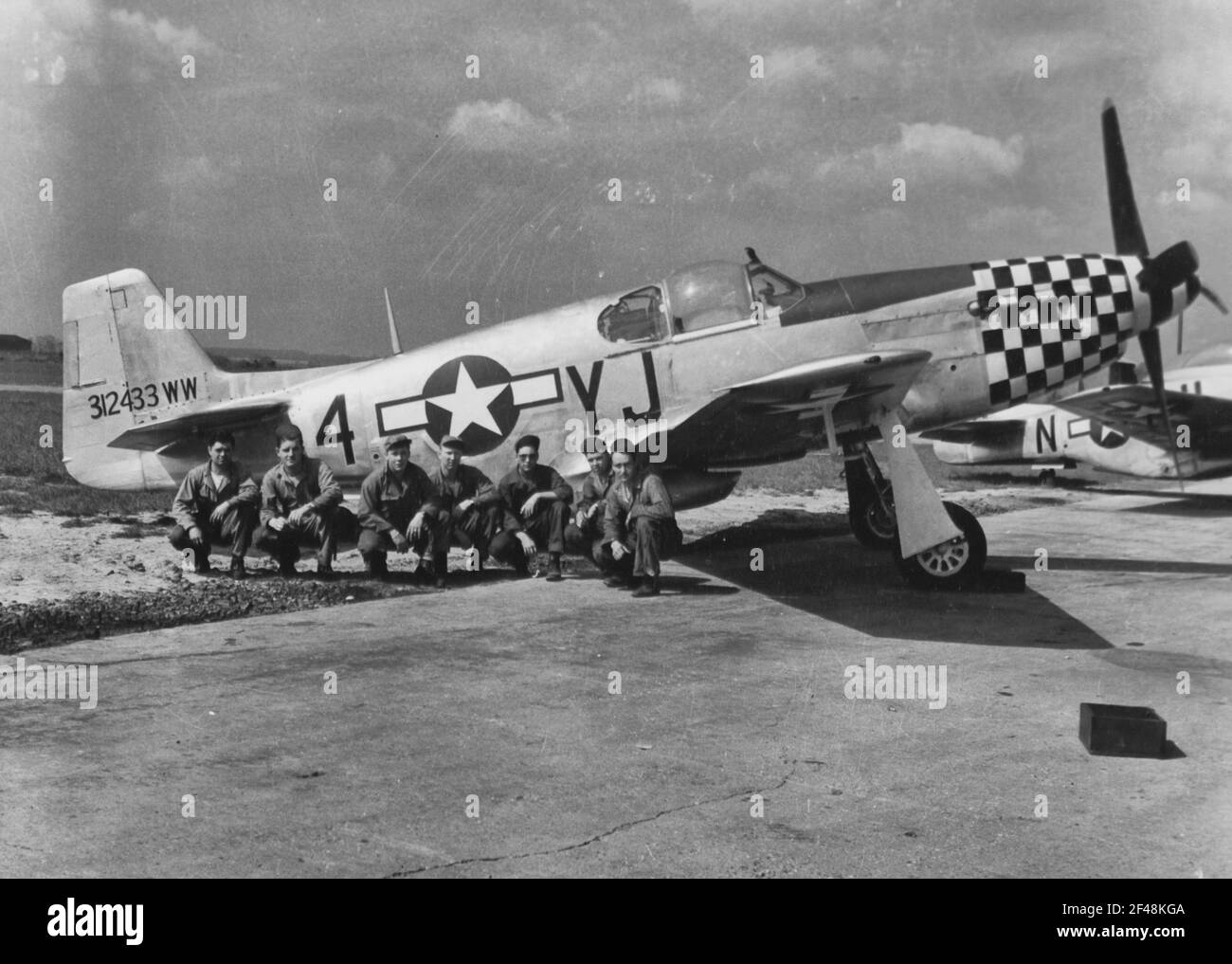 L'équipe de réparation du 353e groupe de chasseurs pose à côté D'UN P-51 nord-américain 'Mustang' à leur base en Angleterre. 4 septembre 1944 Banque D'Images