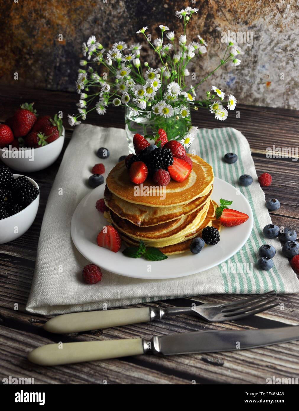 Crêpes sur une assiette blanche avec couverts. Petit déjeuner de style provençal. Vue verticale. Banque D'Images