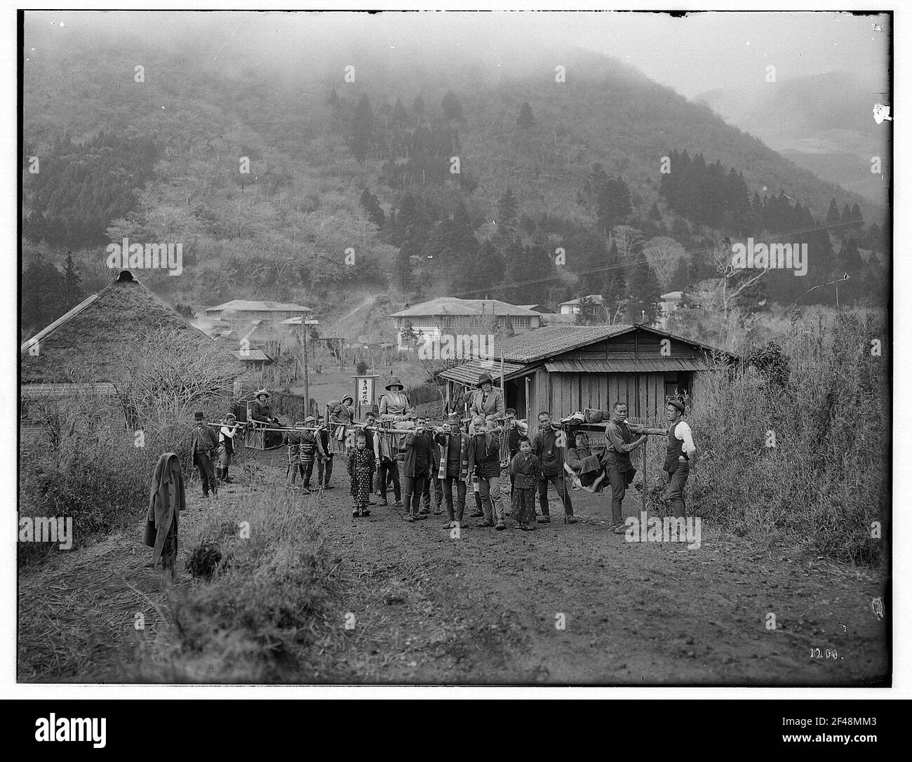 Hakone, ancienne province Sagami, Japon. Touristes de Hapag en Sänkten. Vue contre l'endroit Banque D'Images