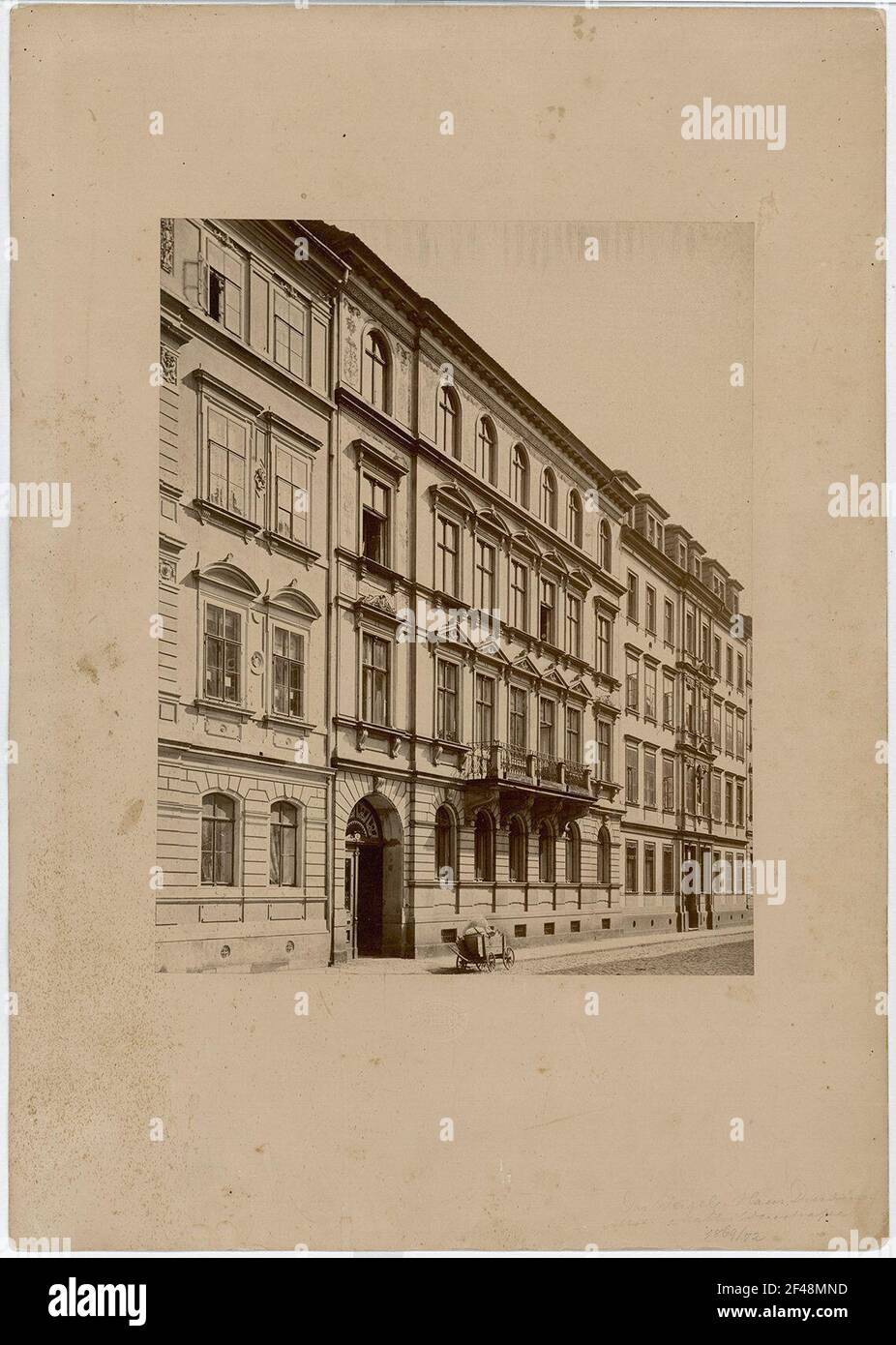 Dresden-Pirnaische Vorstadt, Mathildenstraße 47. Immeuble résidentiel, appelé Weigelsches Haus (environ 1865-1869). Photographie (papier albumine sur carton) ; 27.2 x 21.6 à 45 x 31.7 cm Banque D'Images