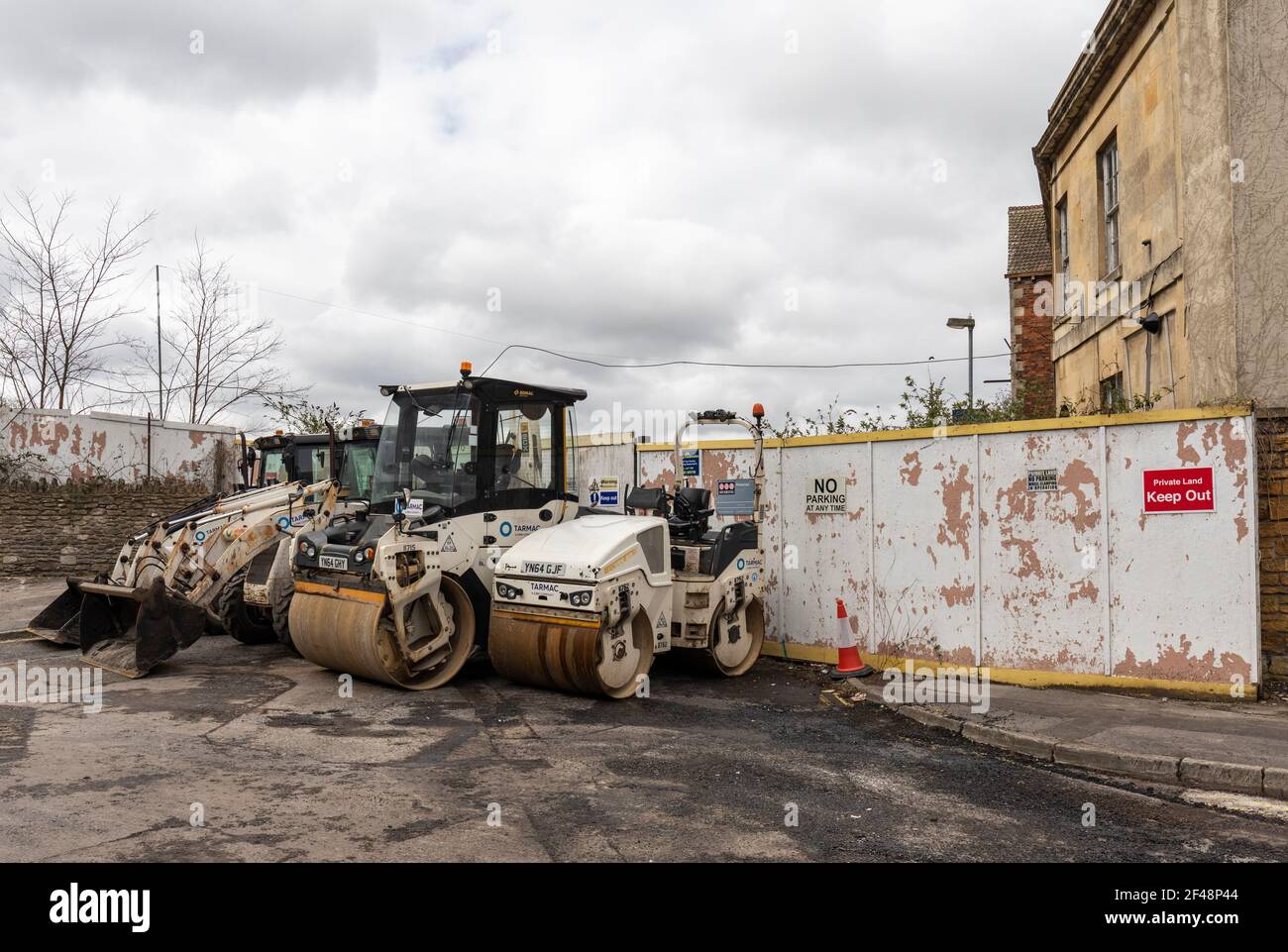 Les véhicules Tarmac stationnés à côté de l'ancienne usine de Bowyers sont prêts pour l'entretien de l'autoroute dans la soirée. Trowbridge, Wiltshire, Angleterre, Royaume-Uni Banque D'Images