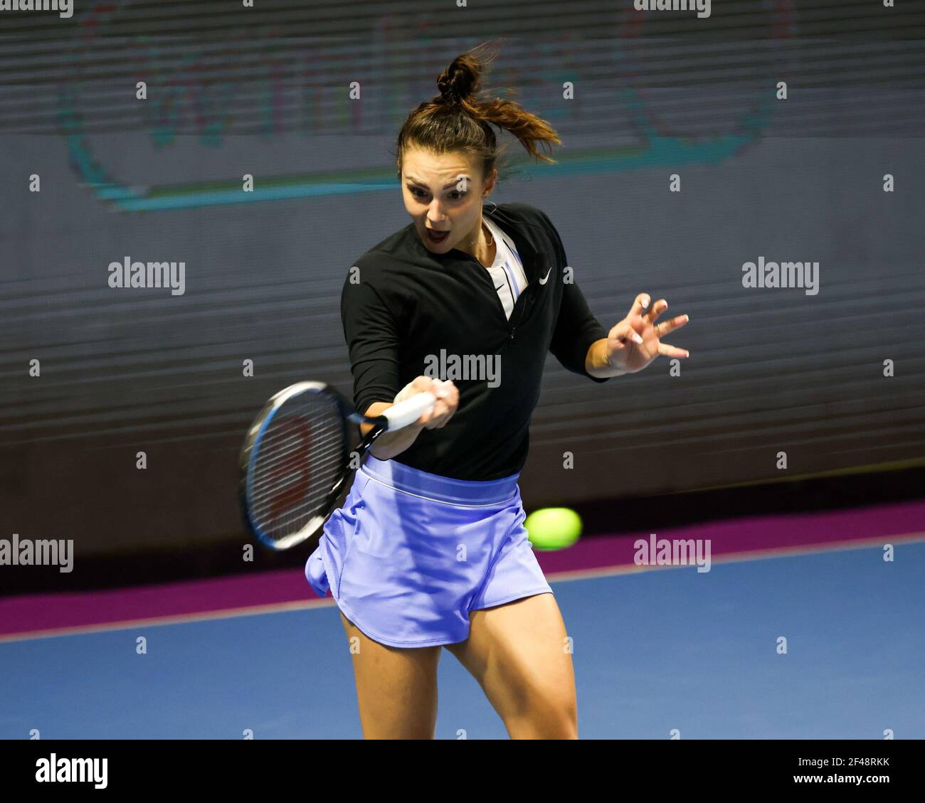 Jaqueline Cristian de Roumanie jouant contre Svetlana Kuznetsova de Russie  pendant le tournoi de tennis de St.Petersburg Trophy Ladies 2021 à Sibur  Arena. Score final: (Svetlana Kuznetsova 0-2 Jaqueline Cristian Photo Stock  -