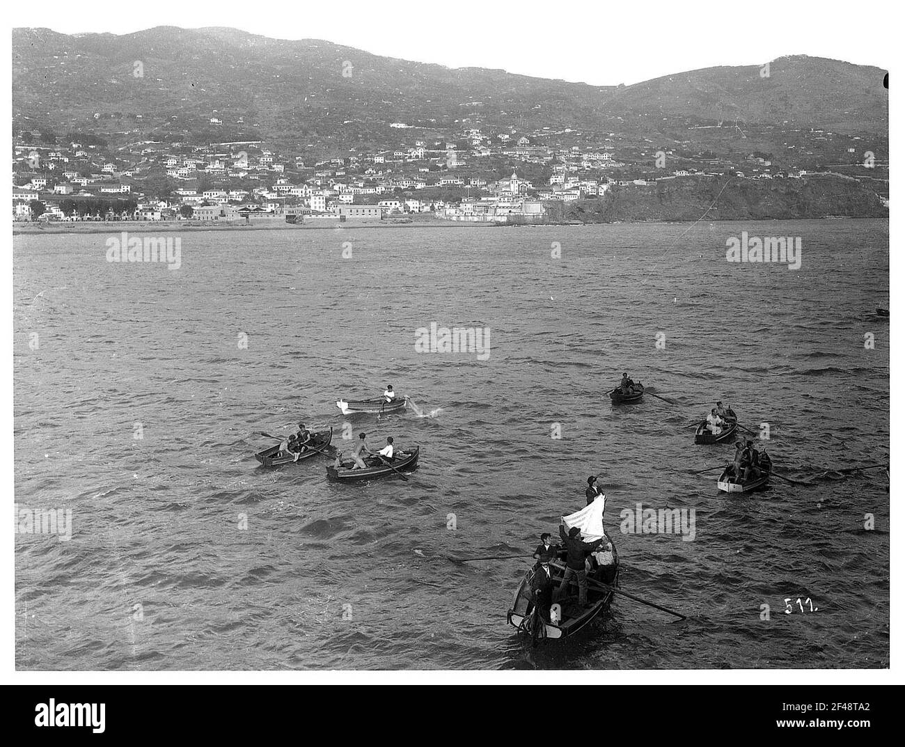 Funchal, Madère. Vue depuis un bateau de croisière de Hapag (vraisemblablement Cleveland) sur la bande côtière avec le port et la ville, devant les locaux du navire dans les bateaux à rames Banque D'Images