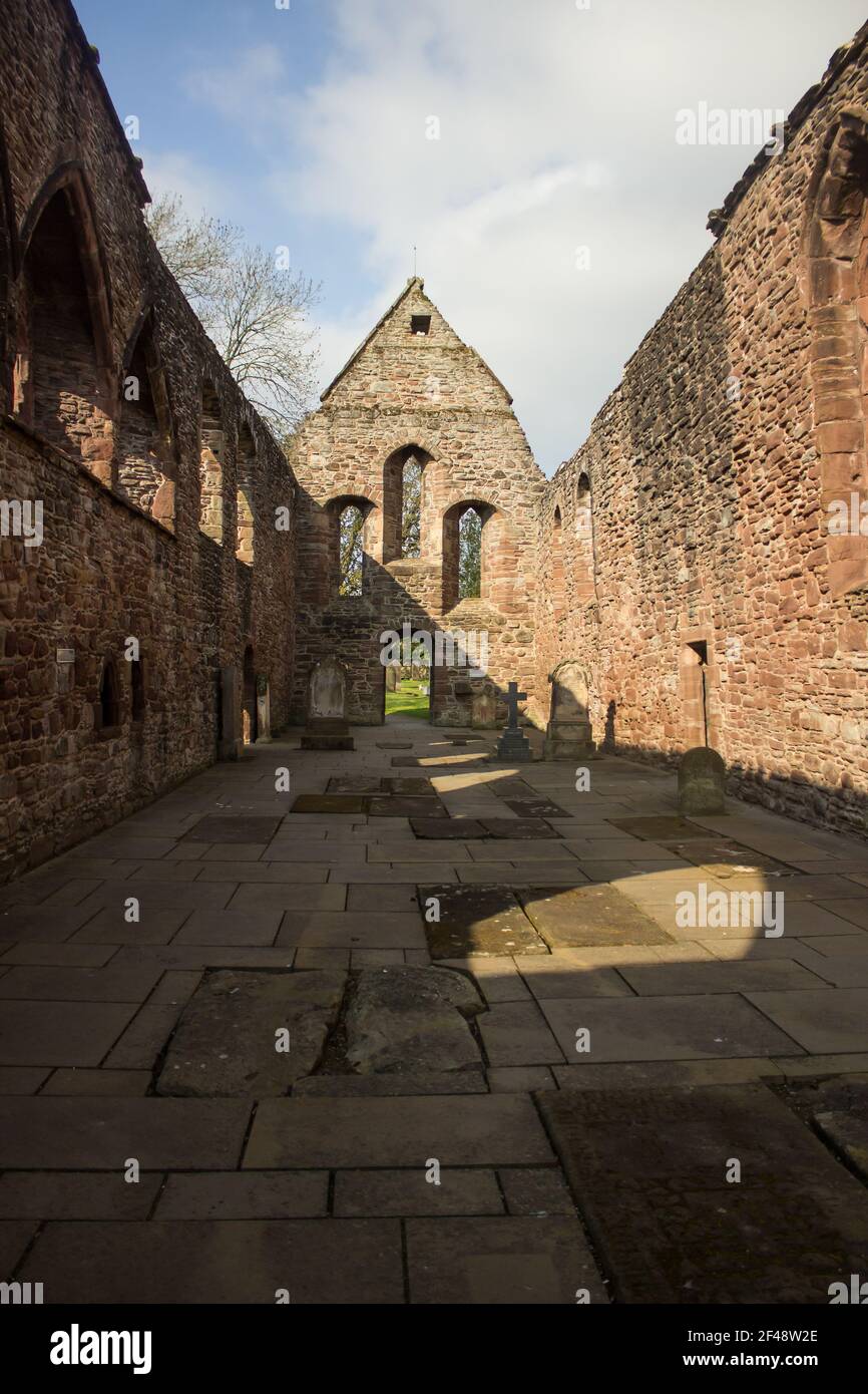 Vue sur l'intérieur des ruines du Prieuré de Beauly, en Écosse, un matin ensoleillé, avec des tombes en premier plan Banque D'Images