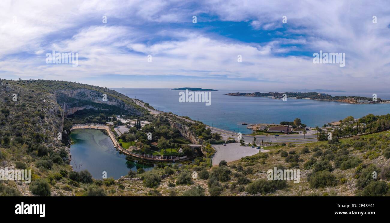 Athènes Grèce Côte d'azur, Vouliagmeni. Vue panoramique sur le lac et les environs au sud. Célèbre lac et grotte vue aérienne des oiseaux de drone, Banque D'Images