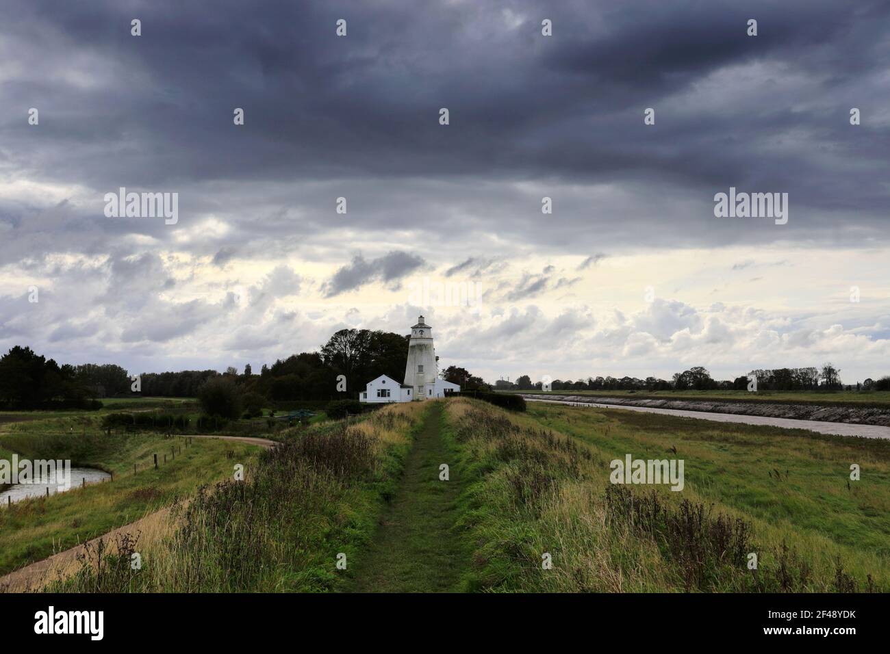 Phare de Sir Peter Scott, connu sous le nom de phare est, River Nene, village de Sutton Bridge, district de South Holland, Lincolnshire, Angleterre. Banque D'Images