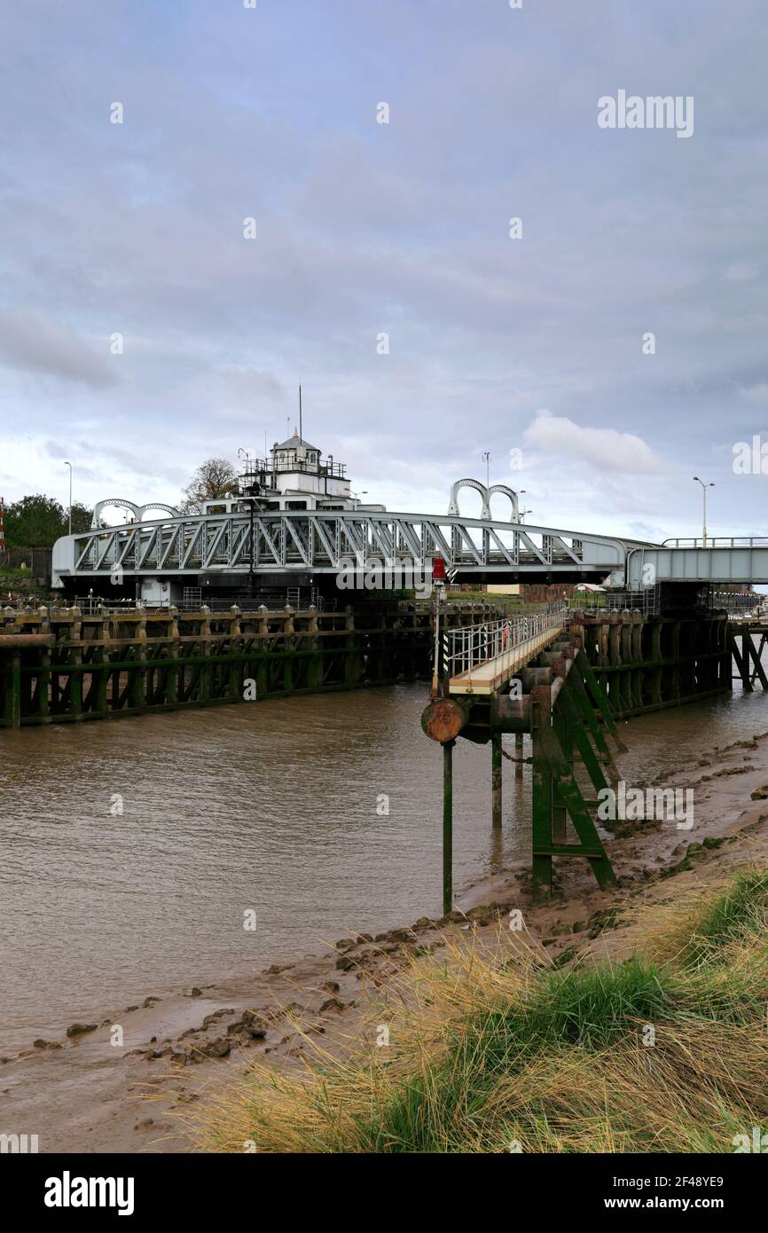 Le pont de Crosskeys Swing au-dessus de la rivière Nene, village de Sutton Bridge, district de South Holland, Lincolnshire, Angleterre. Banque D'Images