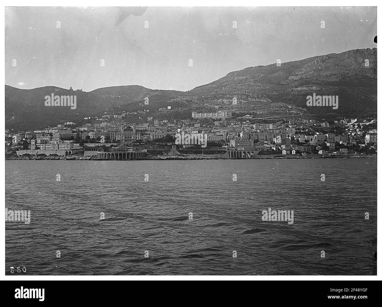 Villefranche / France : vue sur la ville. Vue de l'eau à la ville dans la baie Banque D'Images