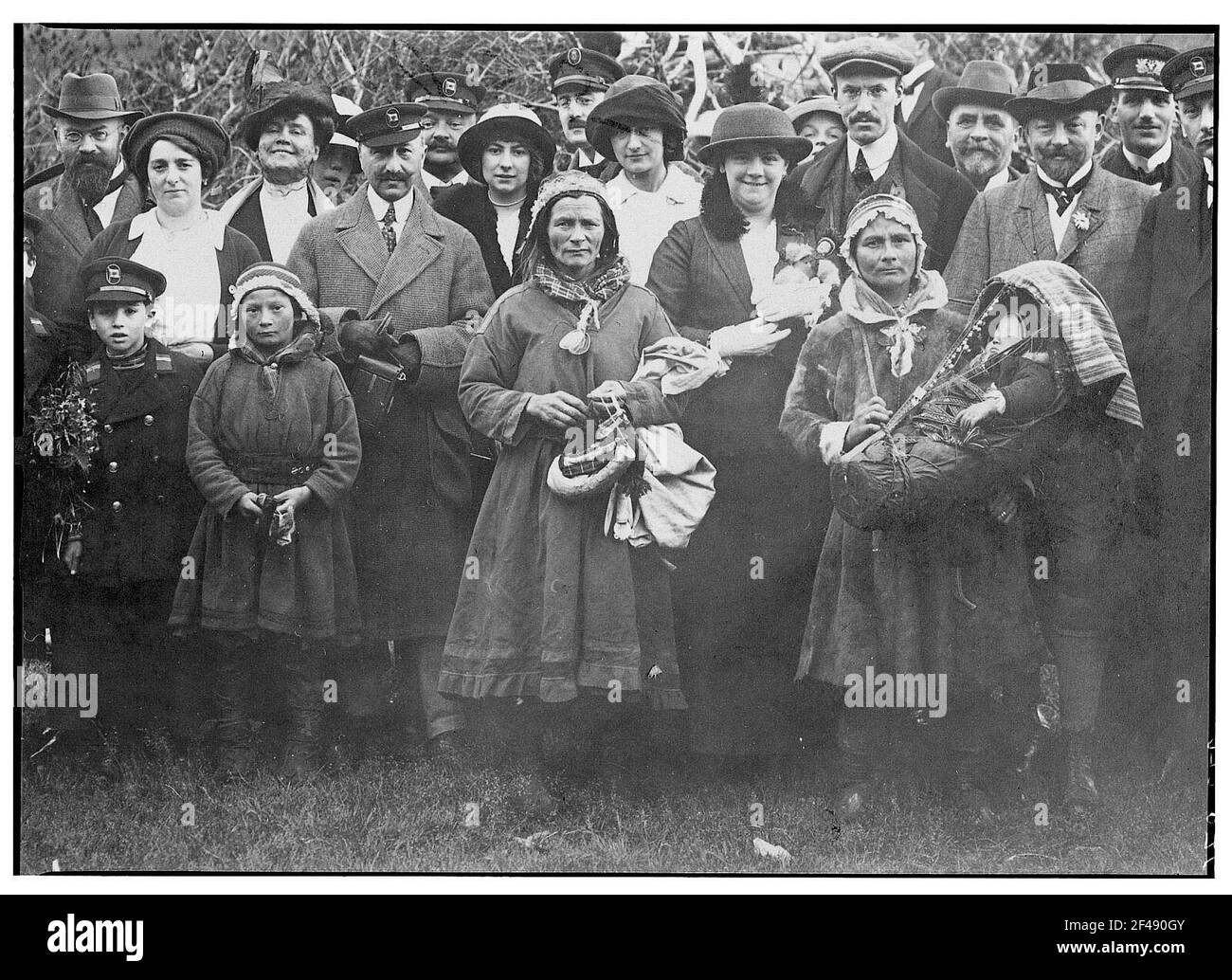 Sac femmes. Fille, grand-mère (avec sacs à main) et mère (avec bébé dans un berceau portable). Enregistrement de groupe avec les touristes de Hapag à Tromsø (Norvège) Banque D'Images Sac femmes. Fille, grand-mère (avec sacs à main) et mère (avec bébé dans un berceau portable). Enregistrement de groupe avec les touristes de Hapag à Tromsø (Norvège) Banque D'Images