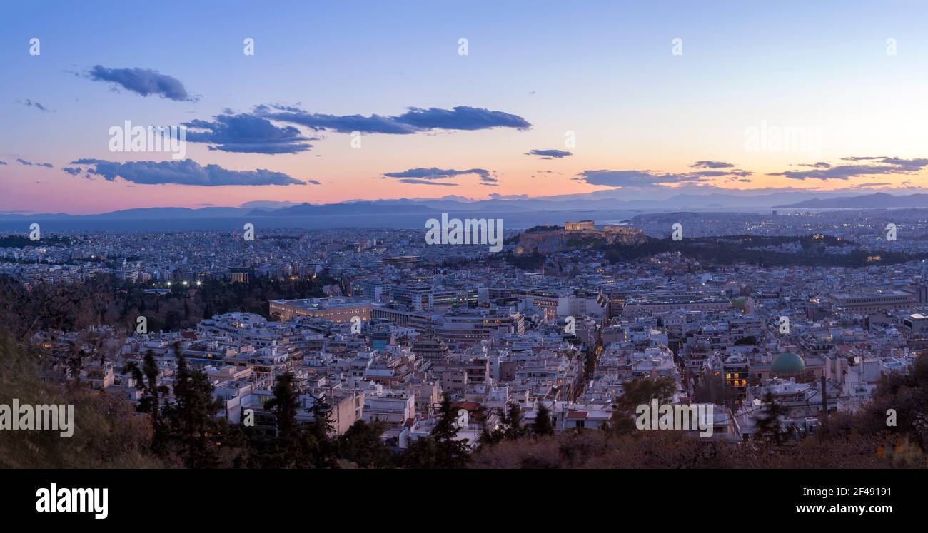 Vue de la ville d'Athènes, au coucher du soleil. Sur la droite il ya peut être vu l'Acropole et le Parthénon, et en bas à gauche le parlement grec. Banque D'Images