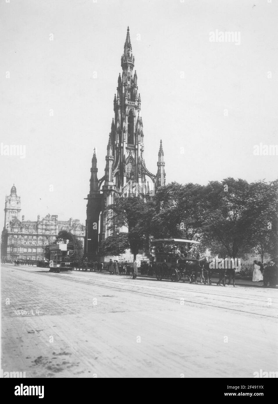 Édimbourg (Écosse). Princes Street avec Walter Scott Monument Banque D'Images