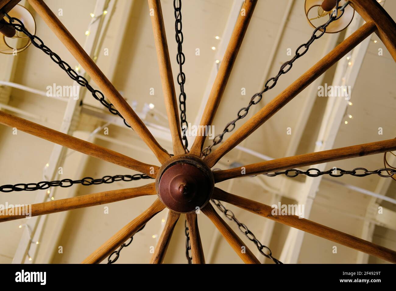Vue de dessous d'une roue de chariot transformée en un luminaire lustre;  décoration et design rustiques intérieurs Photo Stock - Alamy