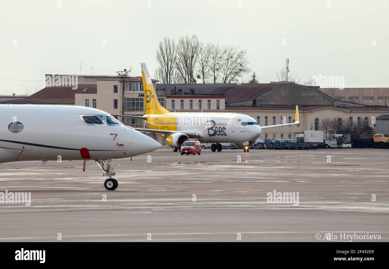 Ukraine, Kiev - 19 mars 2021 : avion de la compagnie aérienne Bees sur le tablier. Boeing 737-800 UR-UBA avion de tourisme Banque D'Images