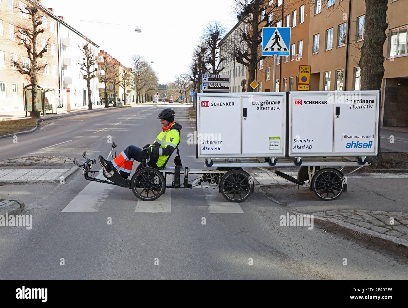 Cargo de DB Schenker dans la ville de Linköping, transport vert avec puissance musculaire. Banque D'Images