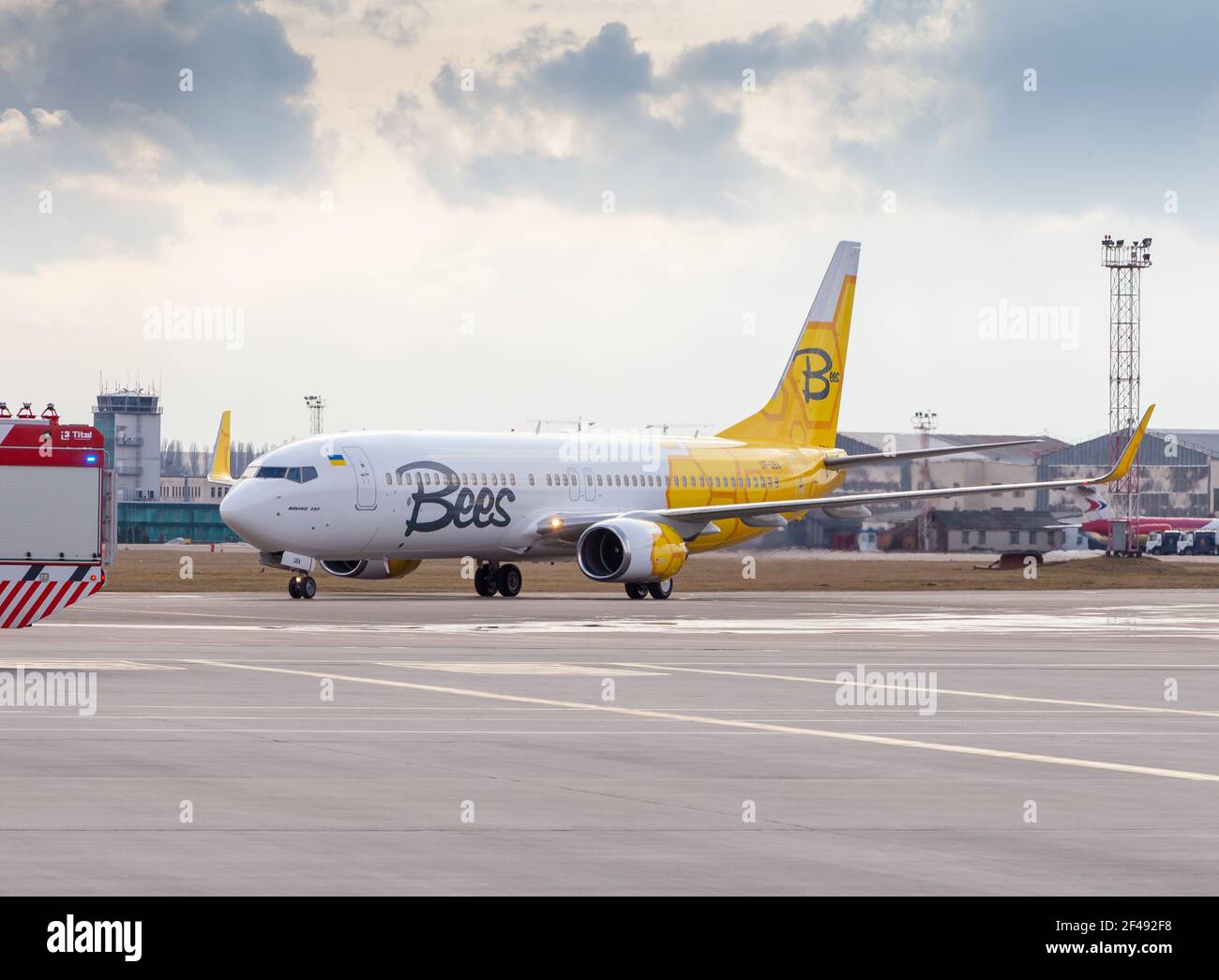 Ukraine, Kiev - 19 mars 2021 : avion de la compagnie aérienne Bees sur le tablier. Boeing 737-800 UR-UBA avion de tourisme Banque D'Images