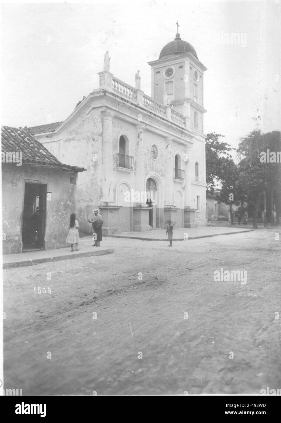 Puerto Cabello (Venezuela). Scène de rue à une église Banque D'Images