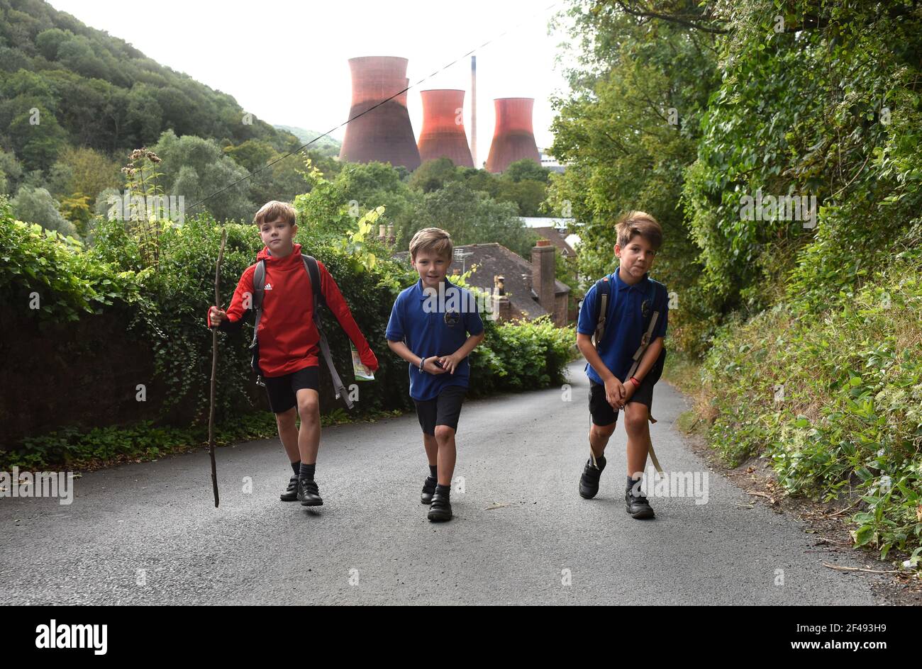 On rentre à pied depuis les garçons qui monent sur la colline abrupte après une journée d'école. Les enfants rentrent à pied depuis la colline escarpée de la Grande-Bretagne. PHOTO DE DAVID BAGNALL Banque D'Images