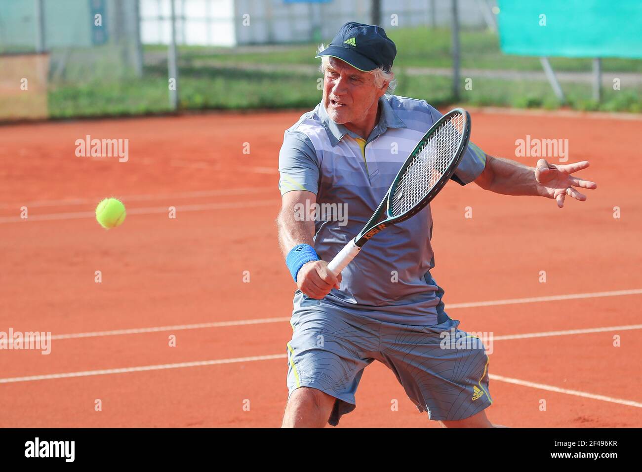 Un joueur de tennis masculin en action au Munich Senior Open 2020, Men's Singles MS60, ITF Seniors tennis Tournament Banque D'Images